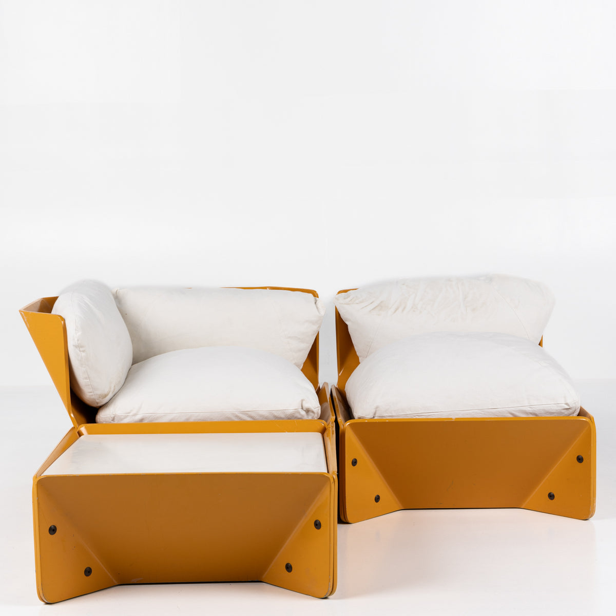 Pair of lounge chairs with side table