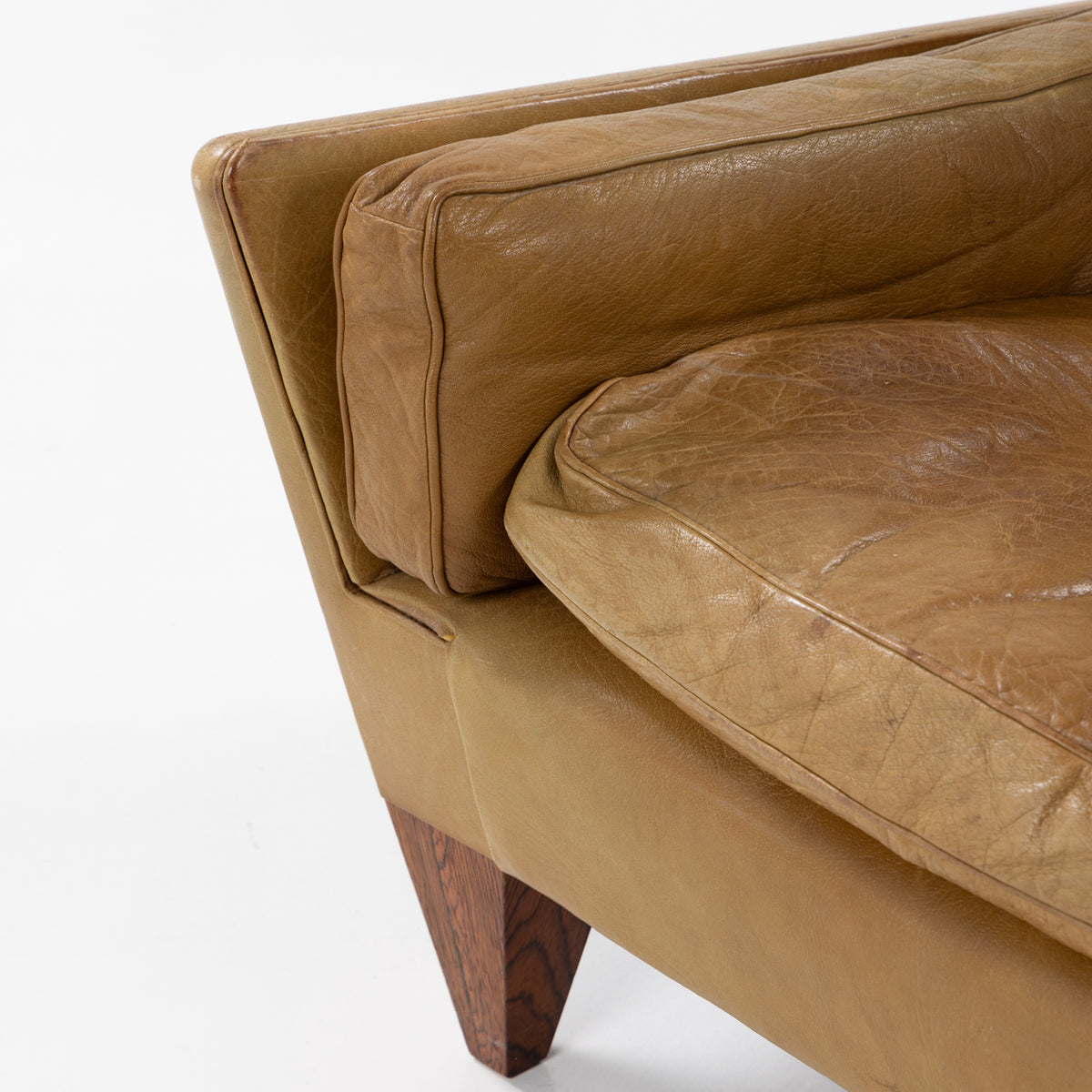 V11 - Lounge chair with stool