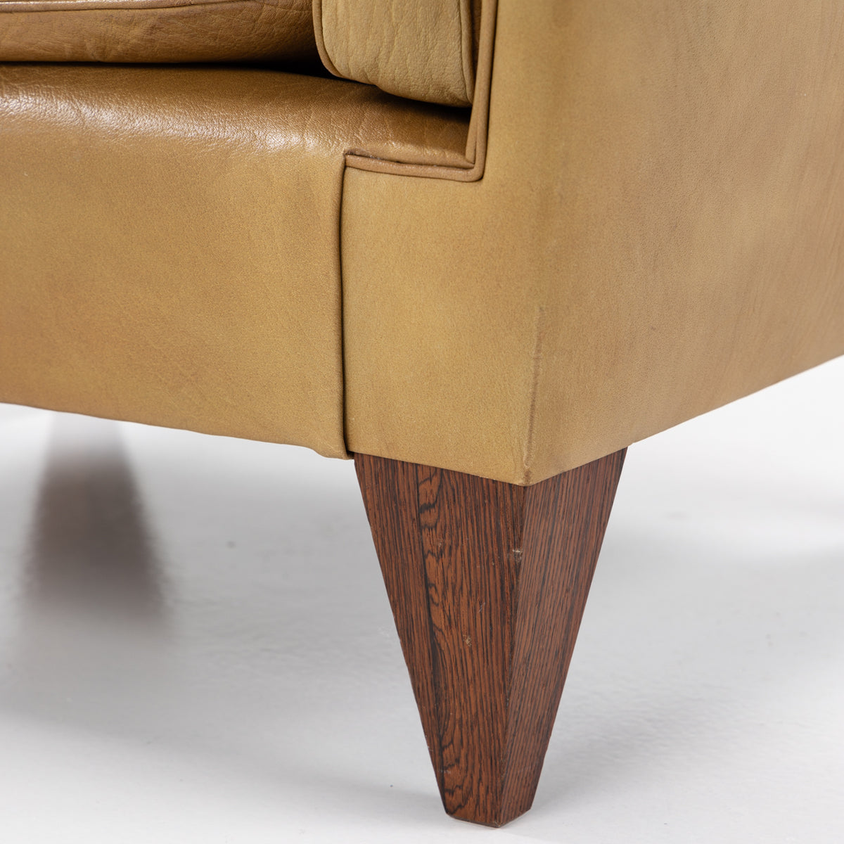 V11 - Lounge chair with stool