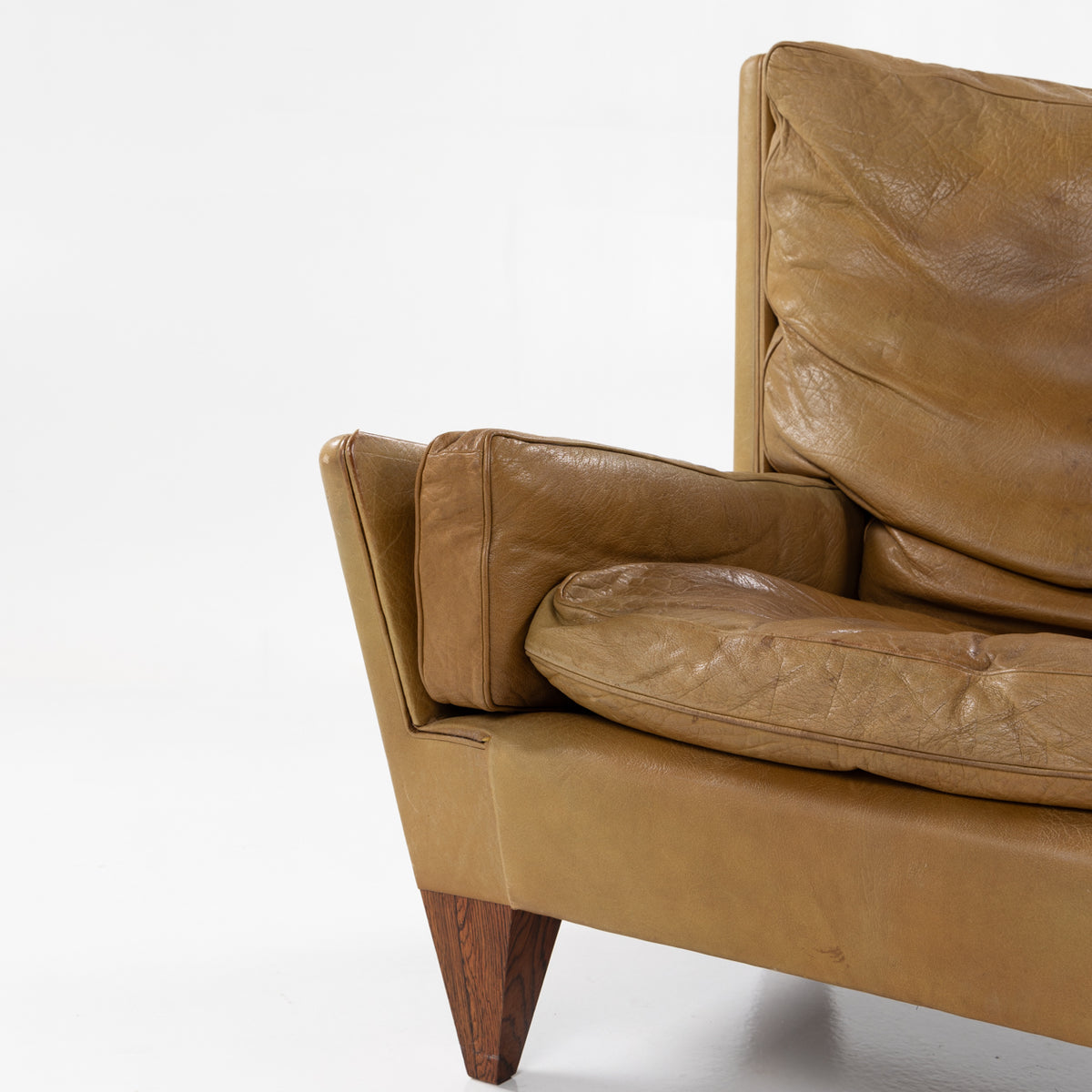 V11 - Lounge chair with stool