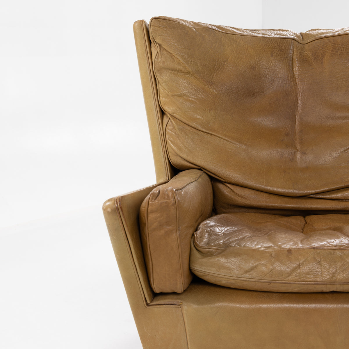 V11 - Lounge chair with stool
