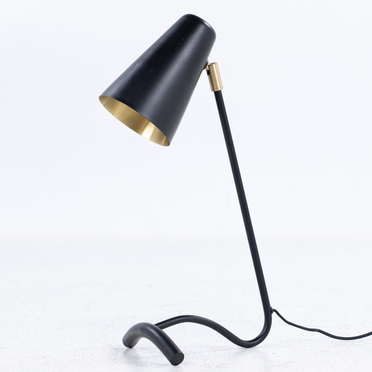 Table lamp in brass