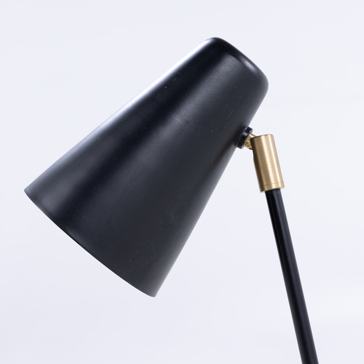 Table lamp in brass