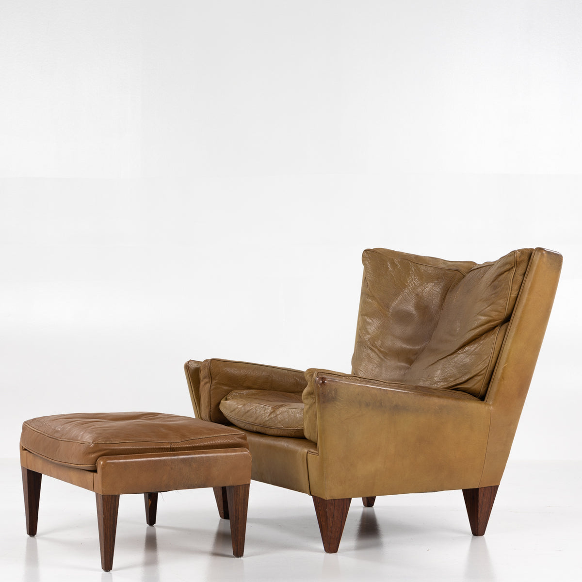 V11 - Lounge chair with stool