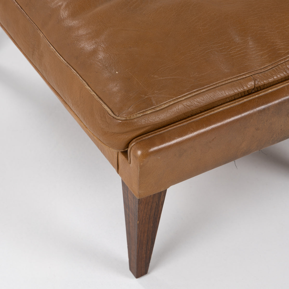 V11 - Lounge chair with stool