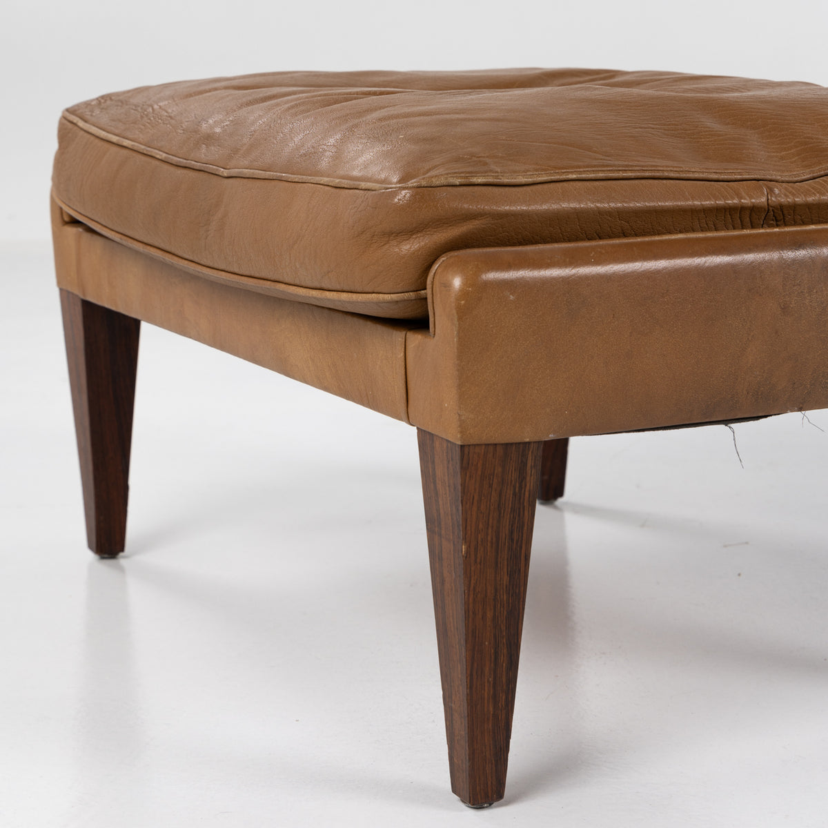 V11 - Lounge chair with stool