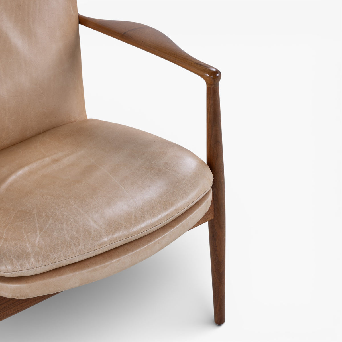 FJ 51 - Pair of easy chairs in walnut