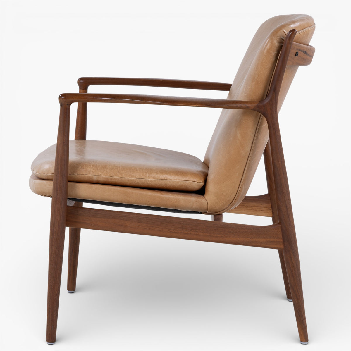 FJ 51 - Pair of easy chairs in walnut