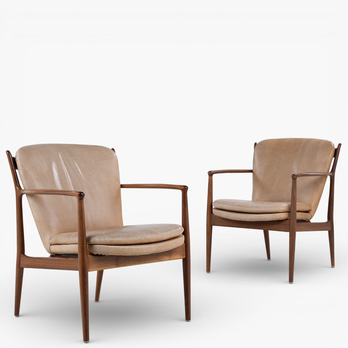 FJ 51 - Pair of easy chairs in walnut