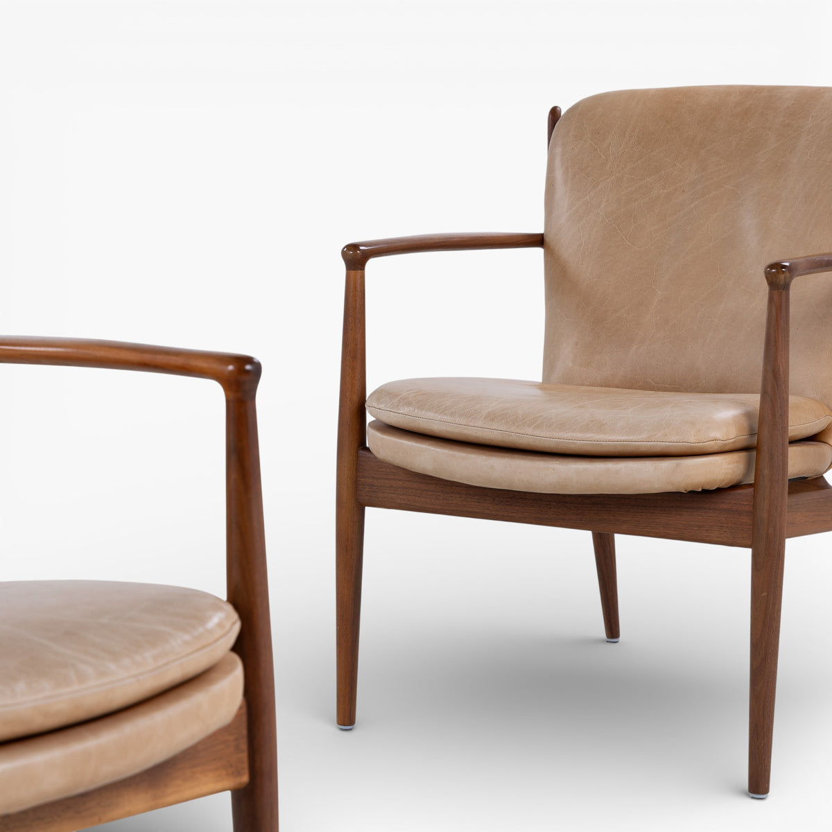 FJ 51 - Pair of easy chairs in walnut