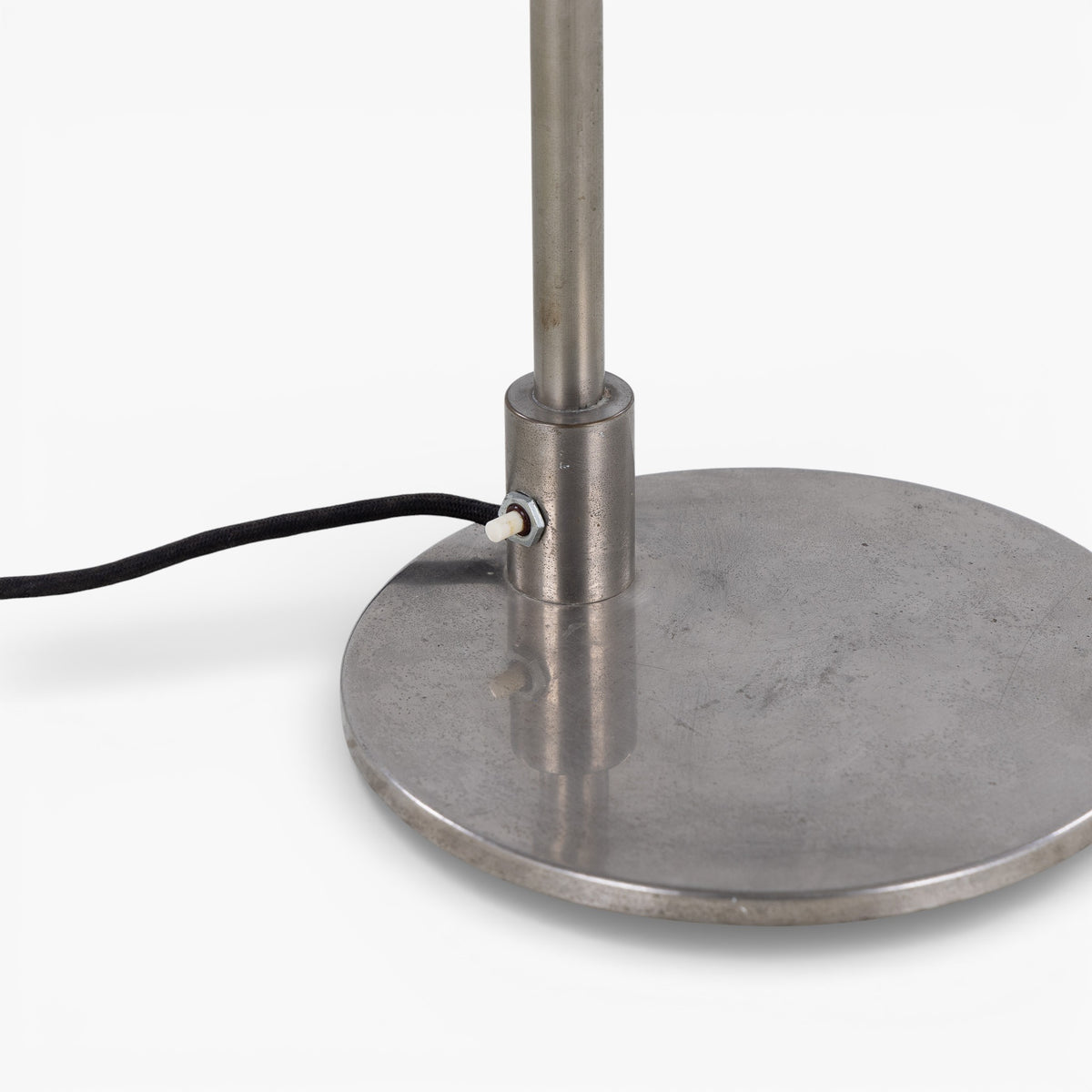 Sjælden bordlampe i forniklet metal