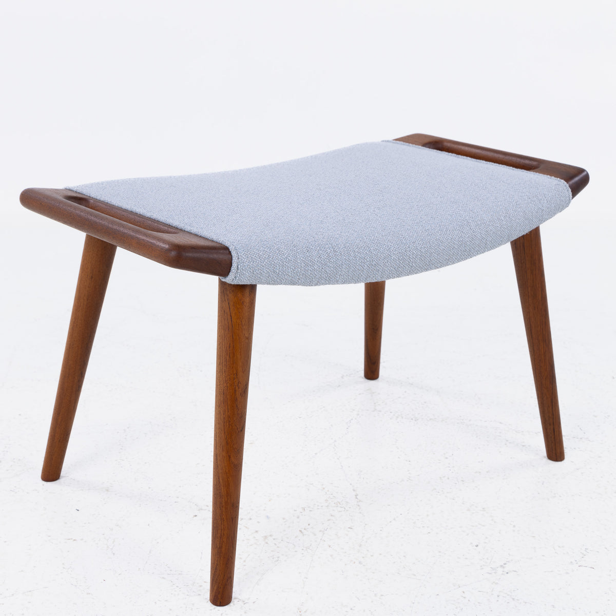 AP 19 - Papa Bear Chair w. stool in Ecriture fabric