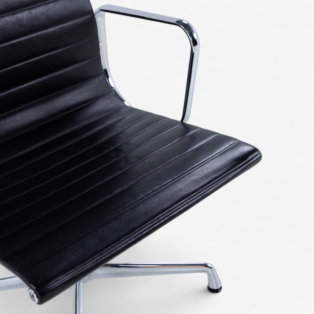 EA 107 - Office chair in black leather