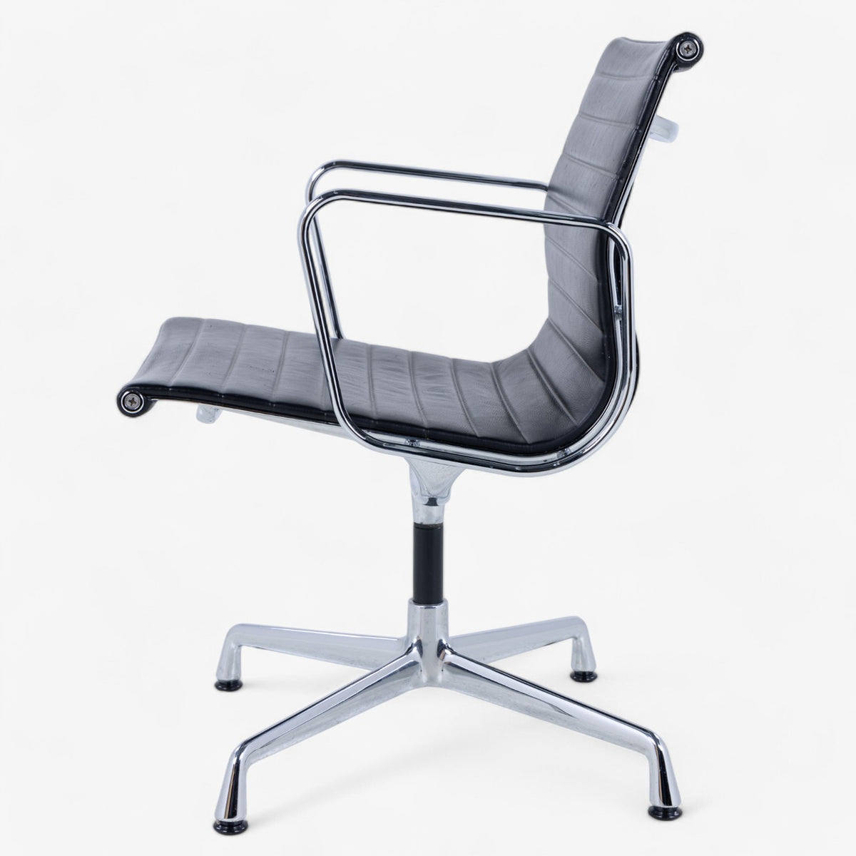 EA 107 - Office chair in black leather