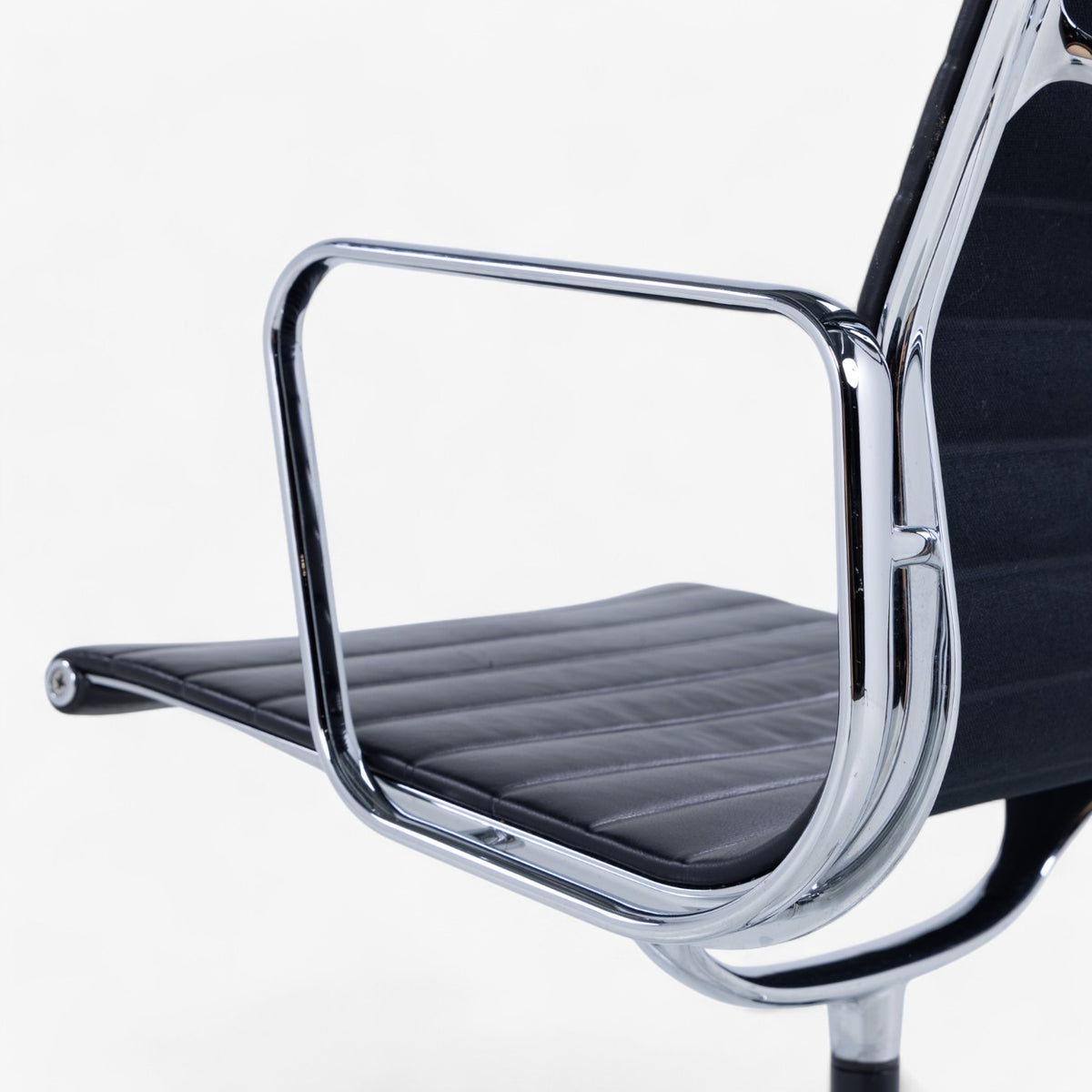 EA 107 - Office chair in black leather