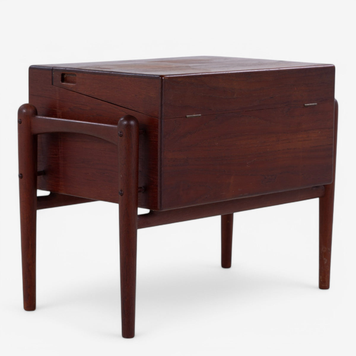 Sewing table in teak