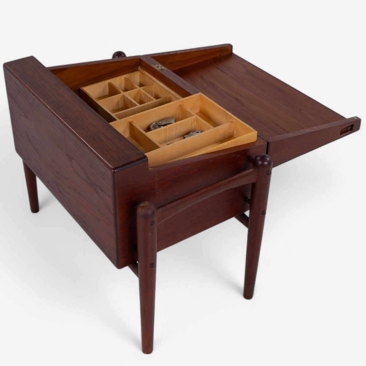 Sewing table in teak