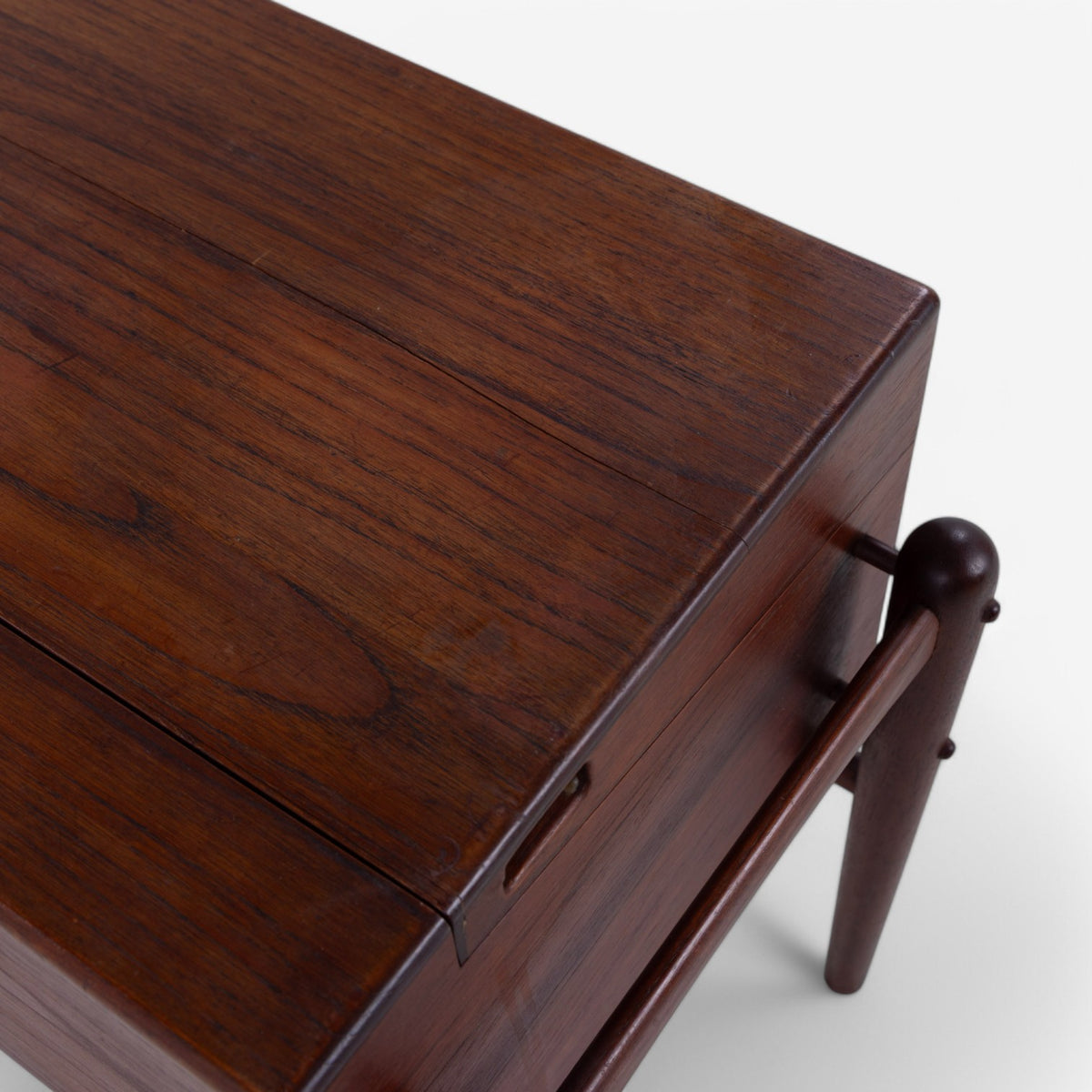 Sewing table in teak