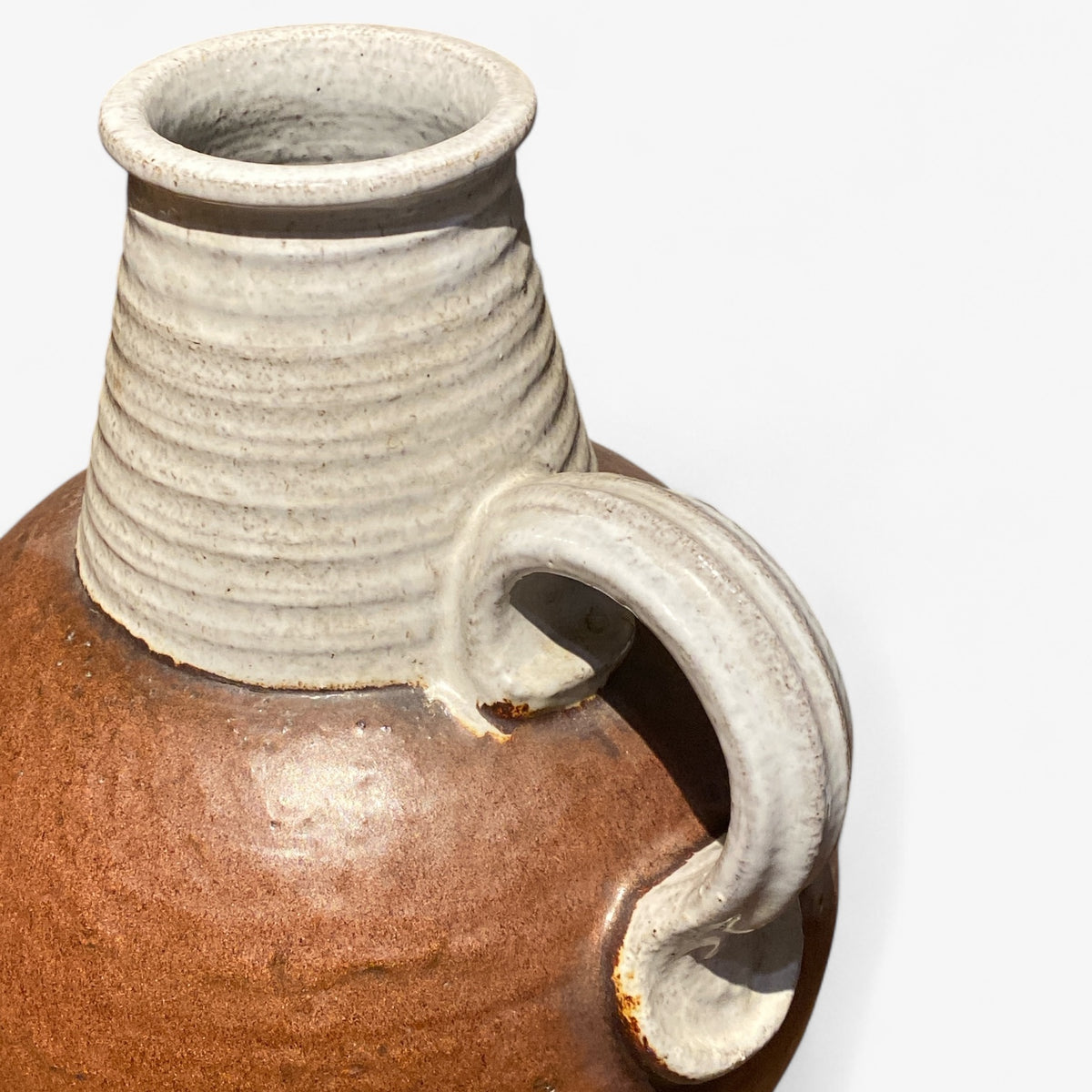 Floor vase in stoneware with handle