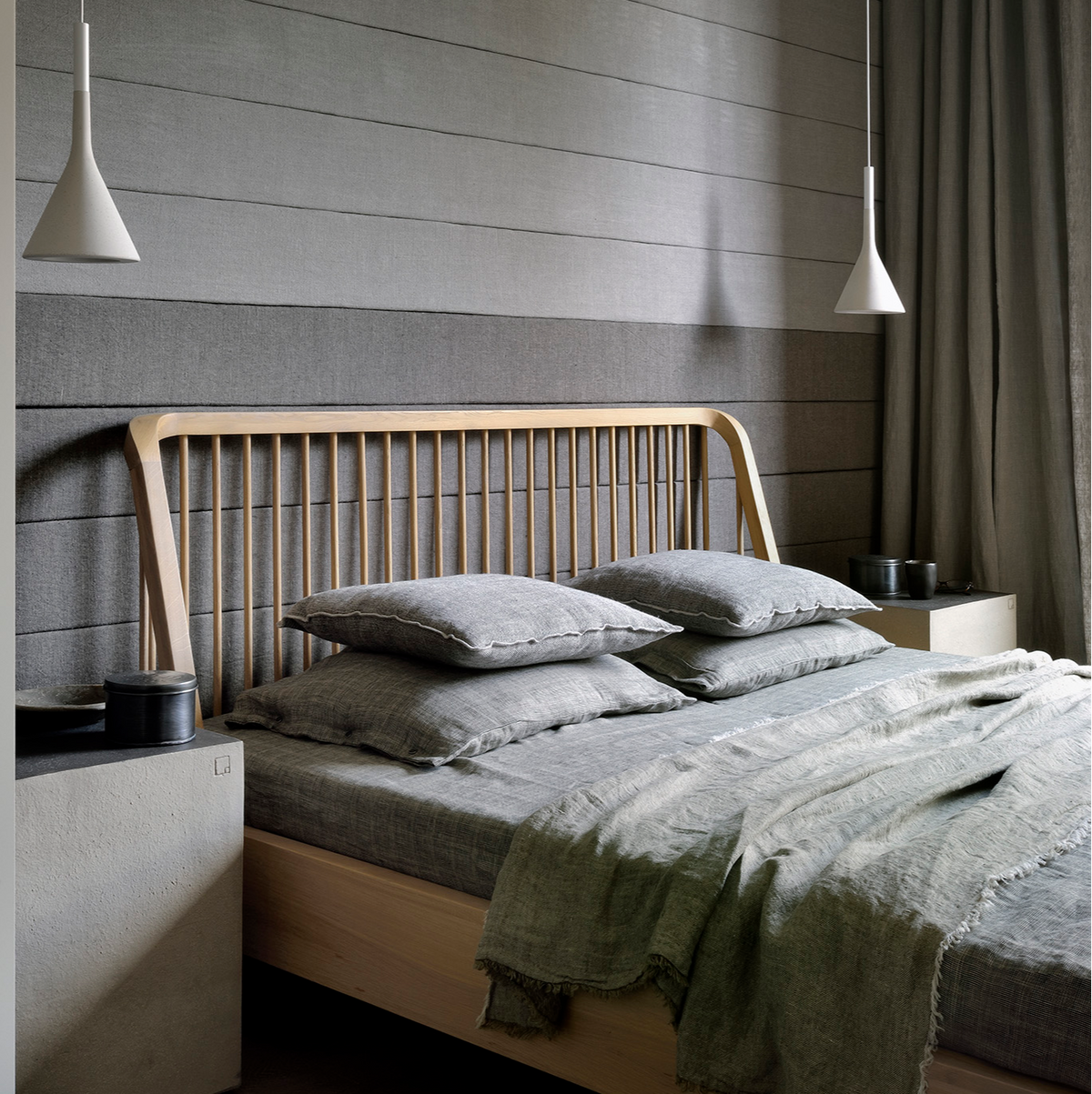 Oak Spindle' bed frame