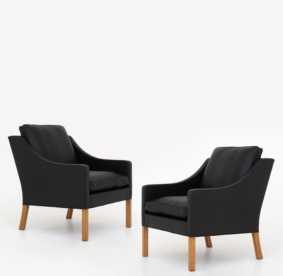 BM 2207 - A pair of easy chairs in black Klassik leather