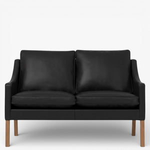 BM 2208 – Ompolstret 2 pers. sofa i dækfarvet læder (Black)