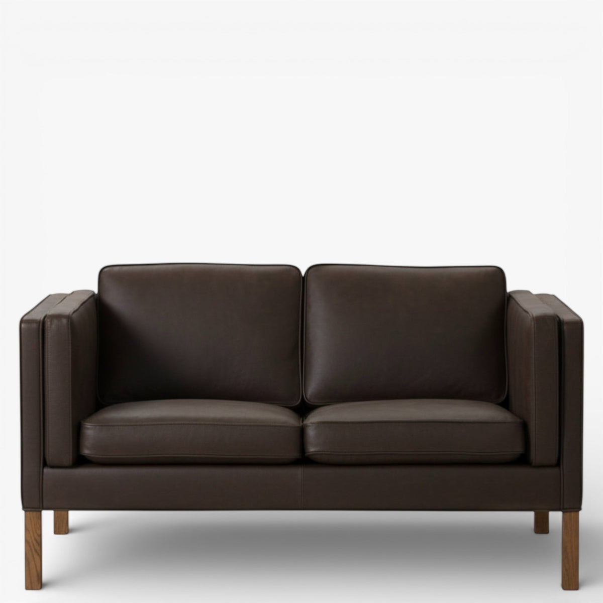 BM 2332 – Ompolstret 2 pers. sofa i dækfarvet læder (Mocca)