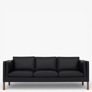 BM 2333 – Ompolstret 3 pers. sofa i dækfarvet læder (Black)