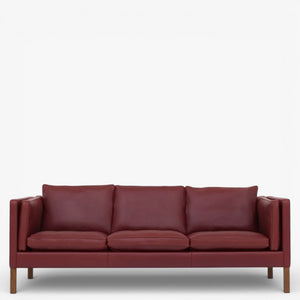 BM 2333 – Ompolstret 3 pers. sofa i dækfarvet læder (Indian Red)
