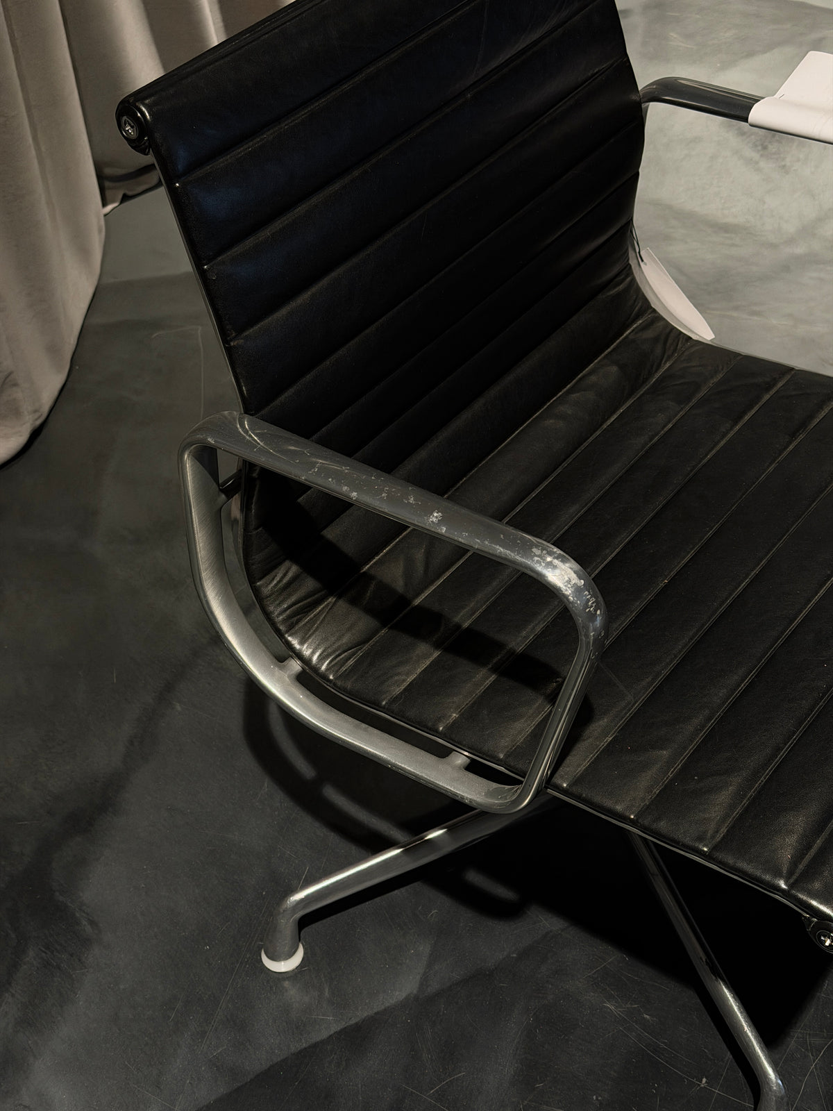 EA 107 - Office chair in black leather