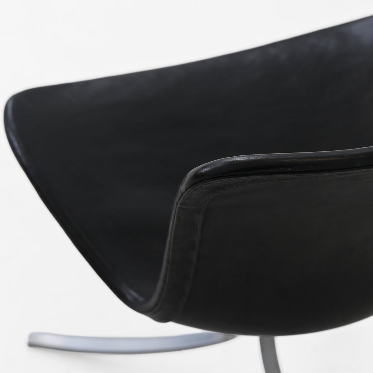 PK 9 - 'Tulip' chair in black leather