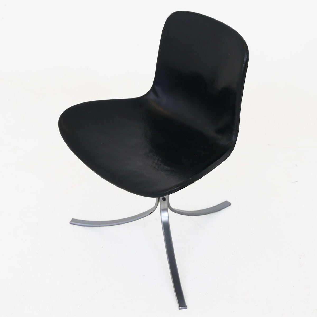 PK 9 - 'Tulip' chair in black leather