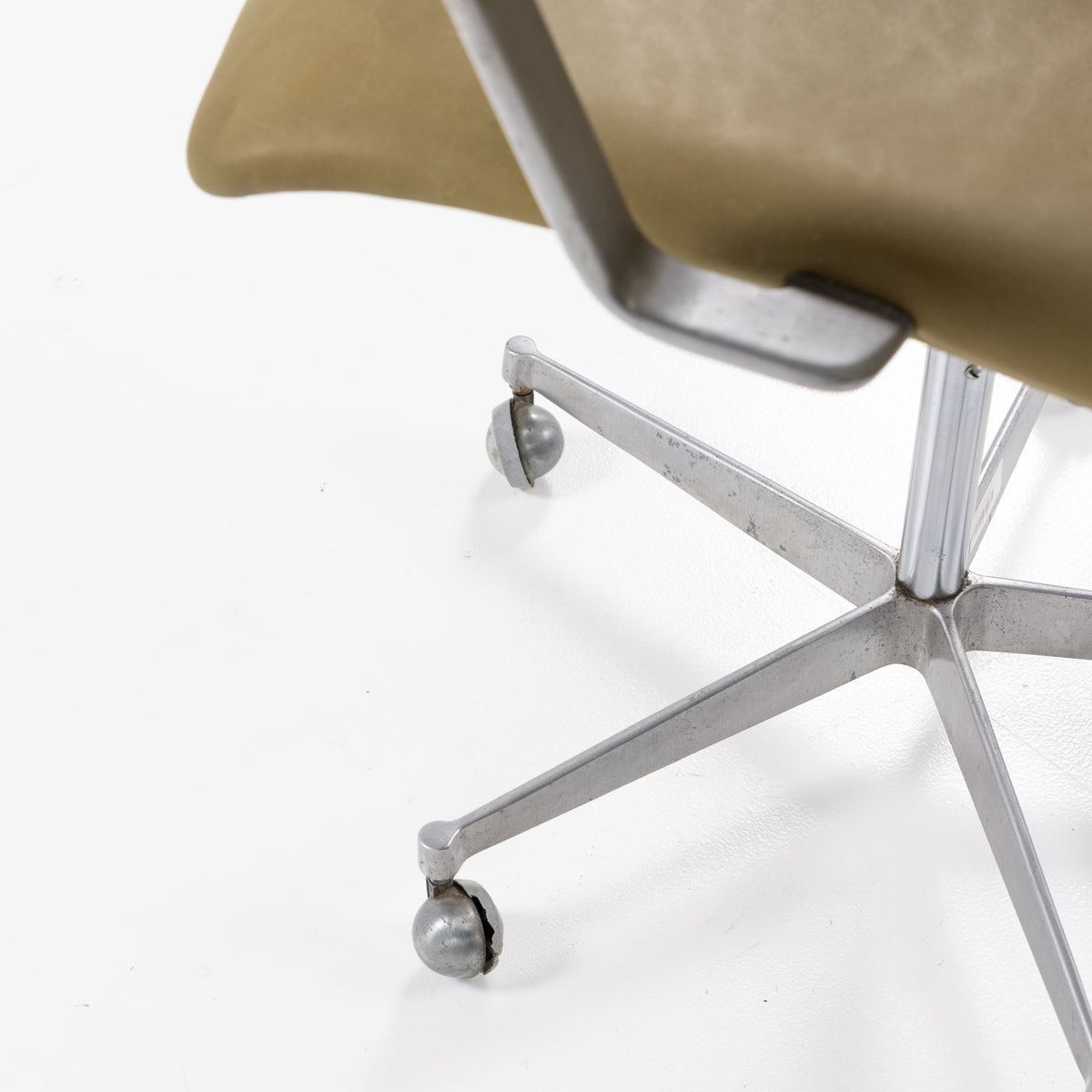 AJ 3291 - 'Oxford' office chair in green leather