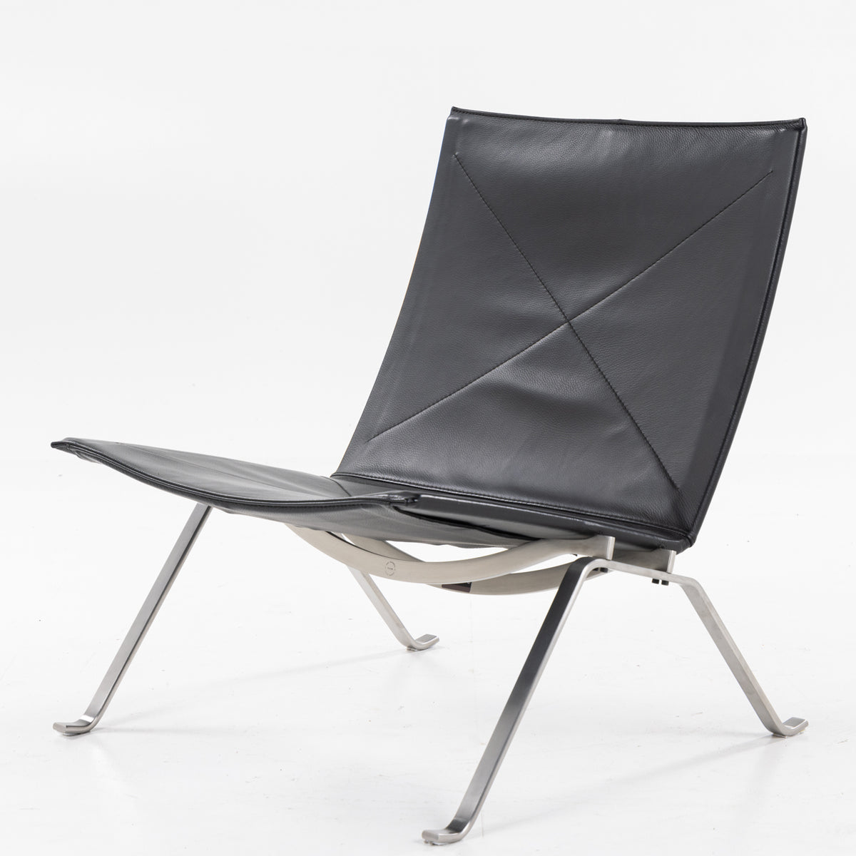 PK 22 - Easy chair in black leather