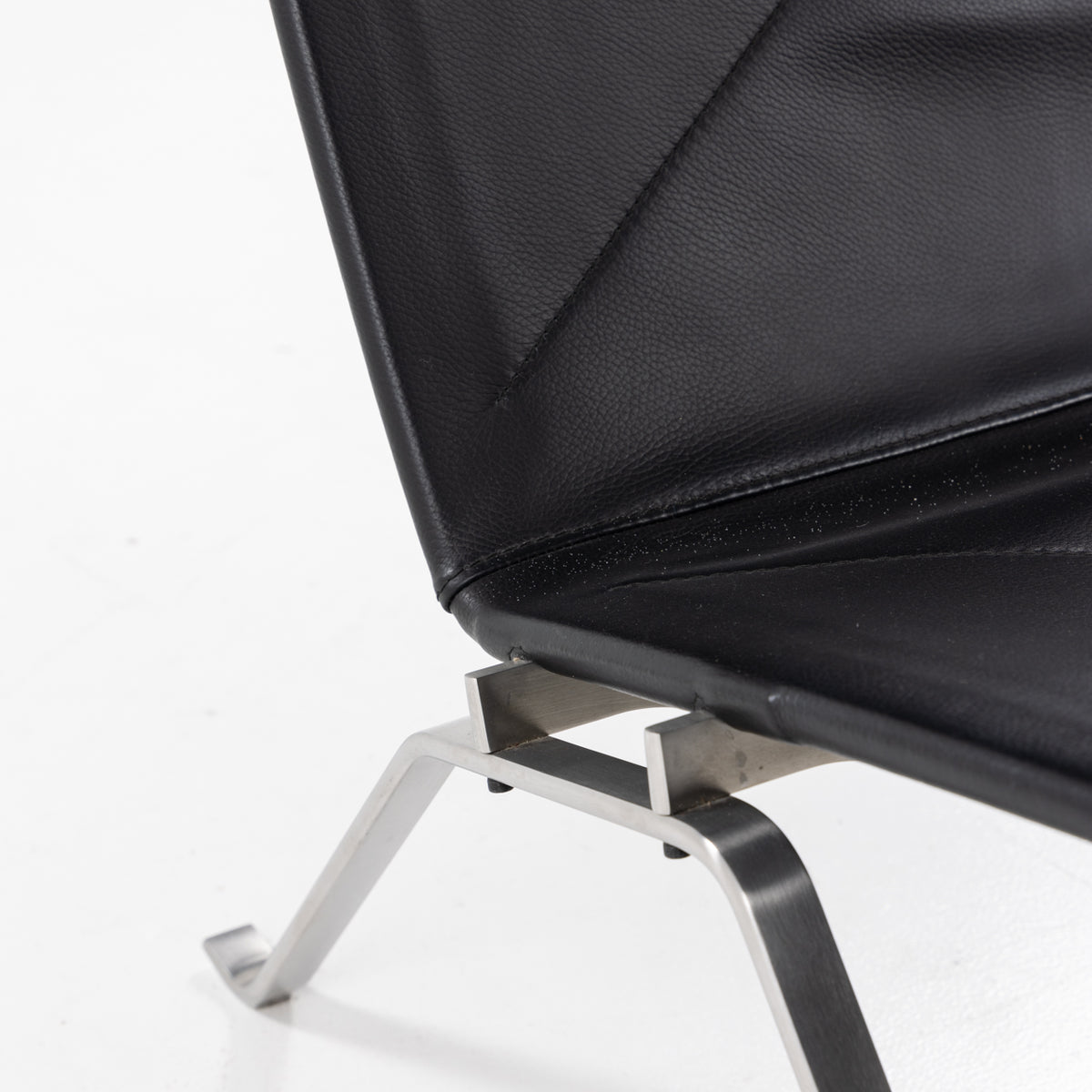 PK 22 - Easy chair in black leather