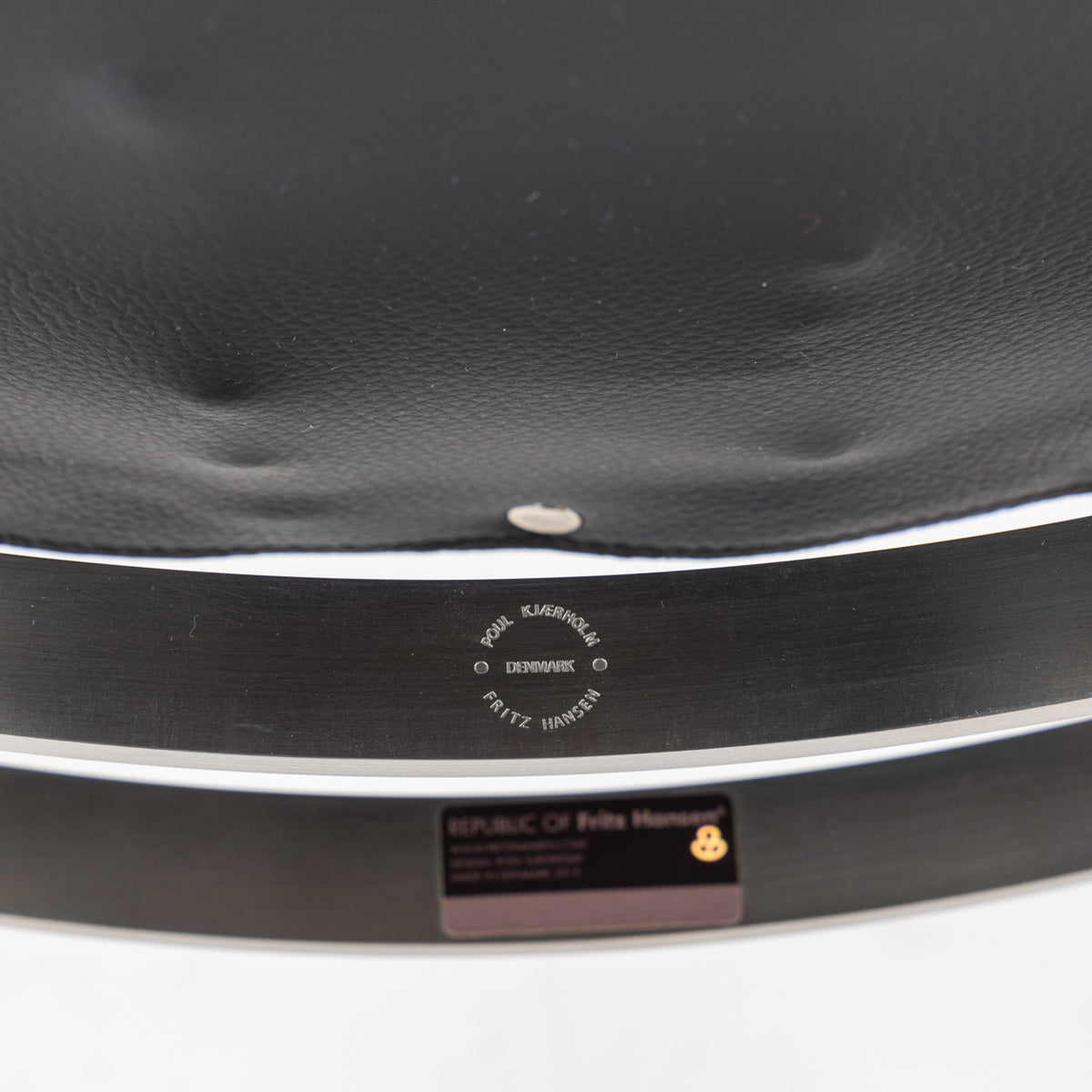 PK 22 - Easy chair in black leather
