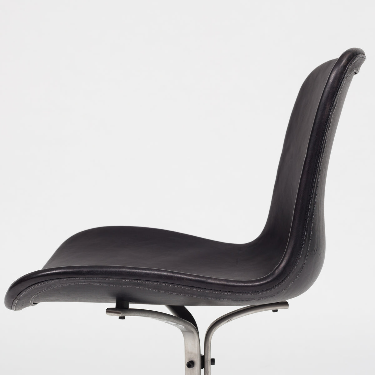 PK 9 - Tulip Chair in black leather