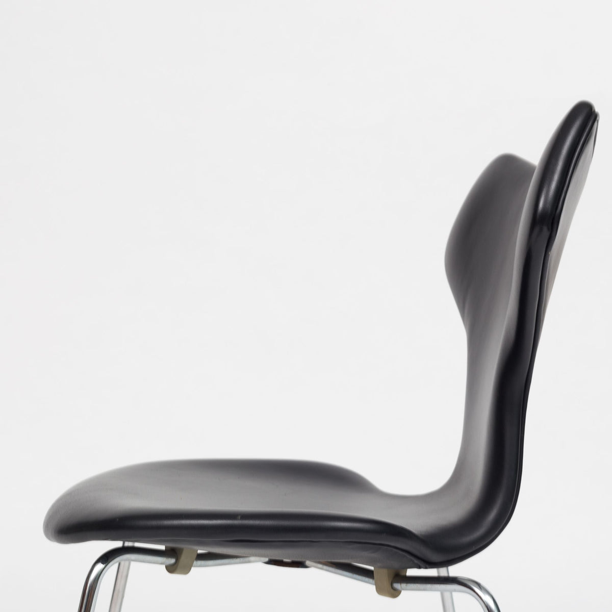 AJ 3130 - Reupholstered Grand Prix