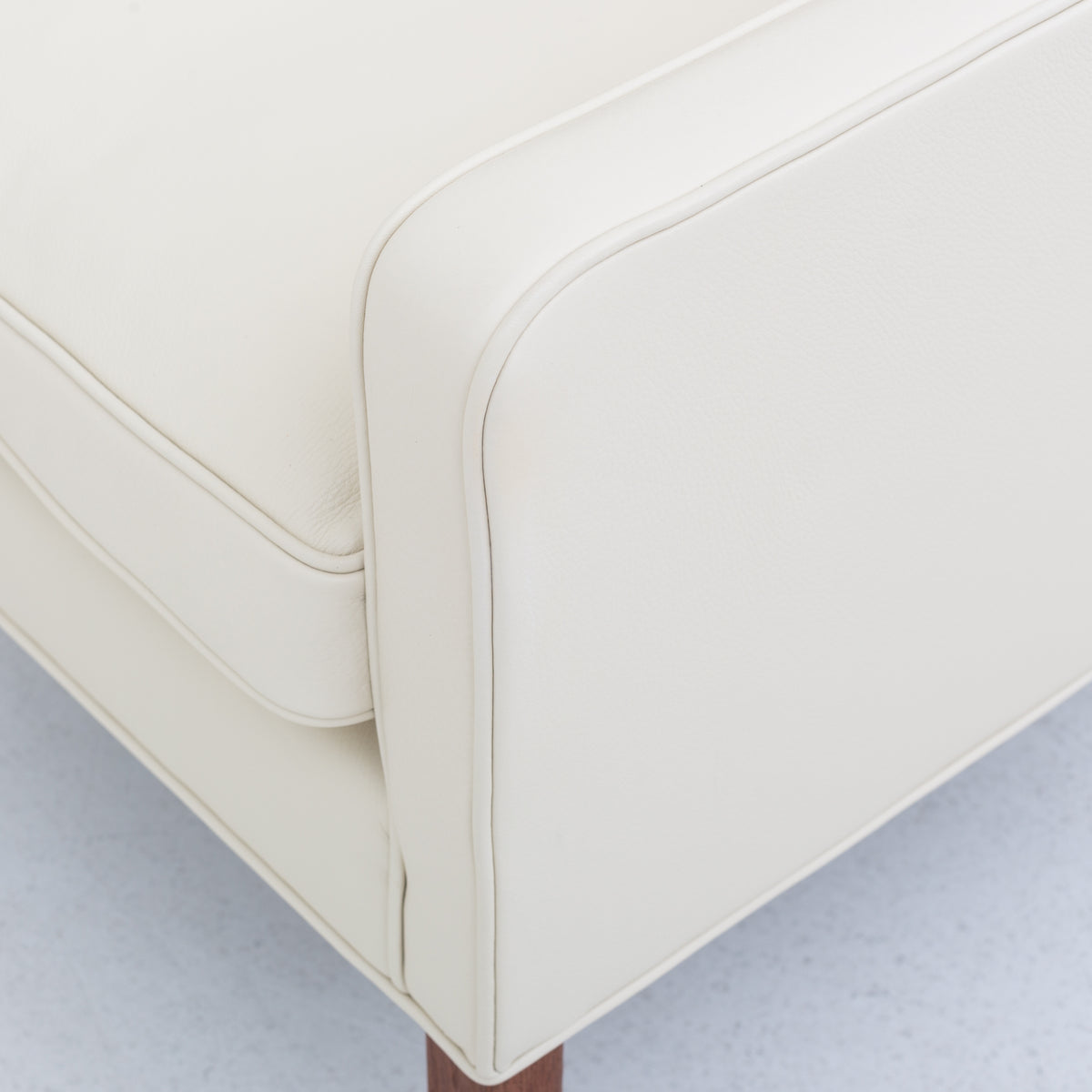 BM 2207 - Easy chair in new light leather
