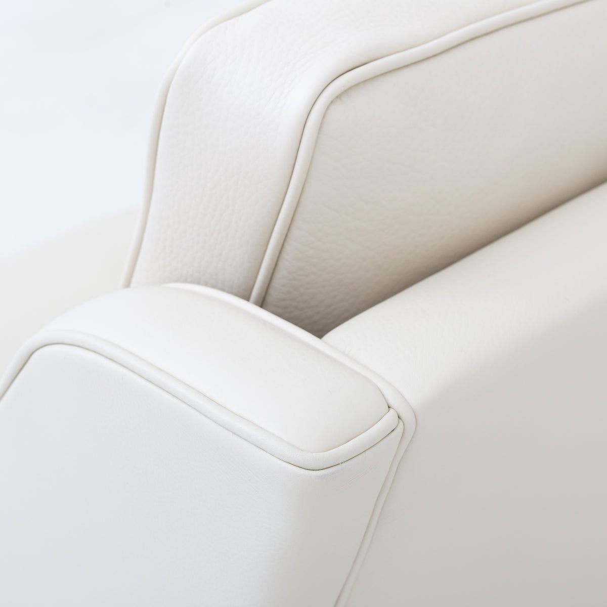 BM 2207 - Easy chair in new light leather