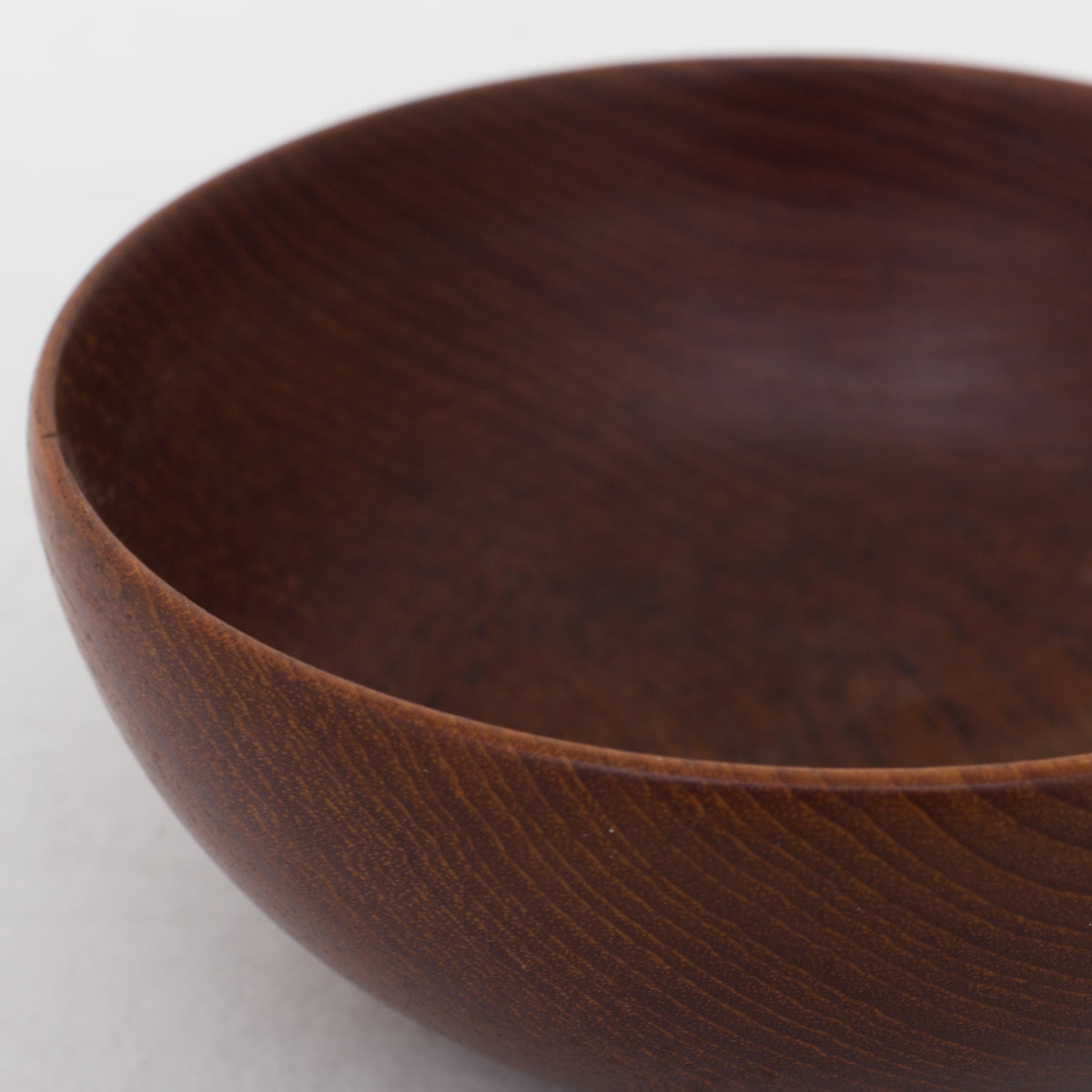 Bowl in solid teak