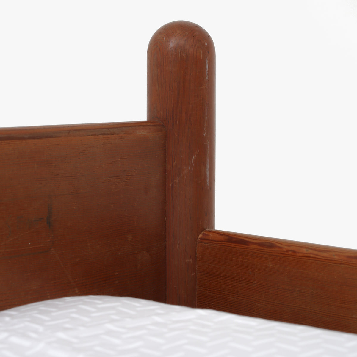 Children's bed in Oregon pine