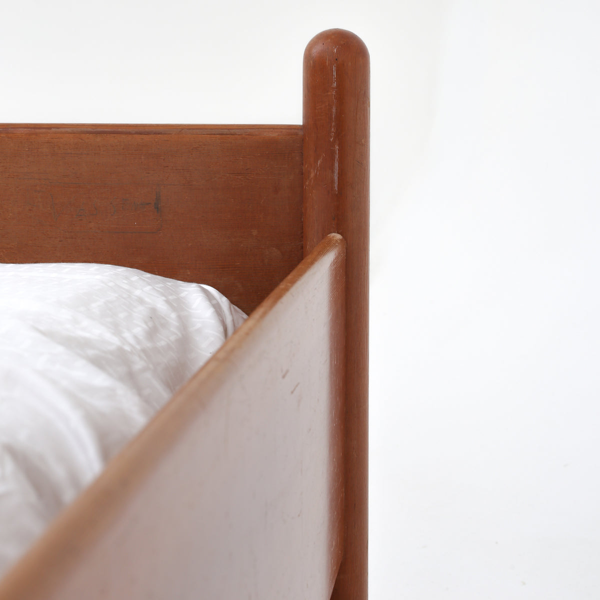 Children's bed in Oregon pine