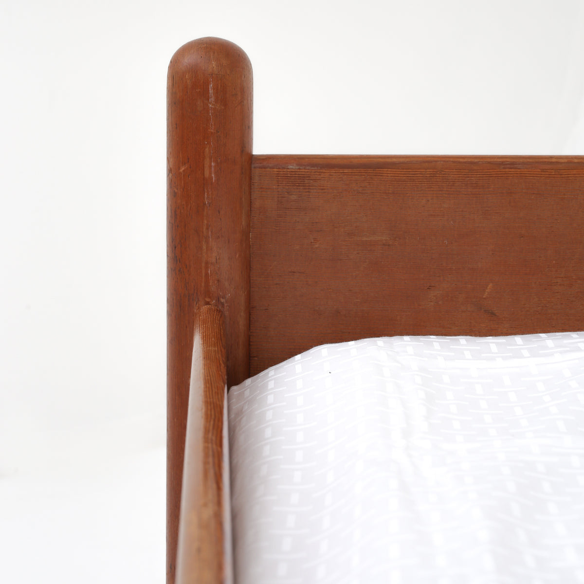 Children's bed in Oregon pine