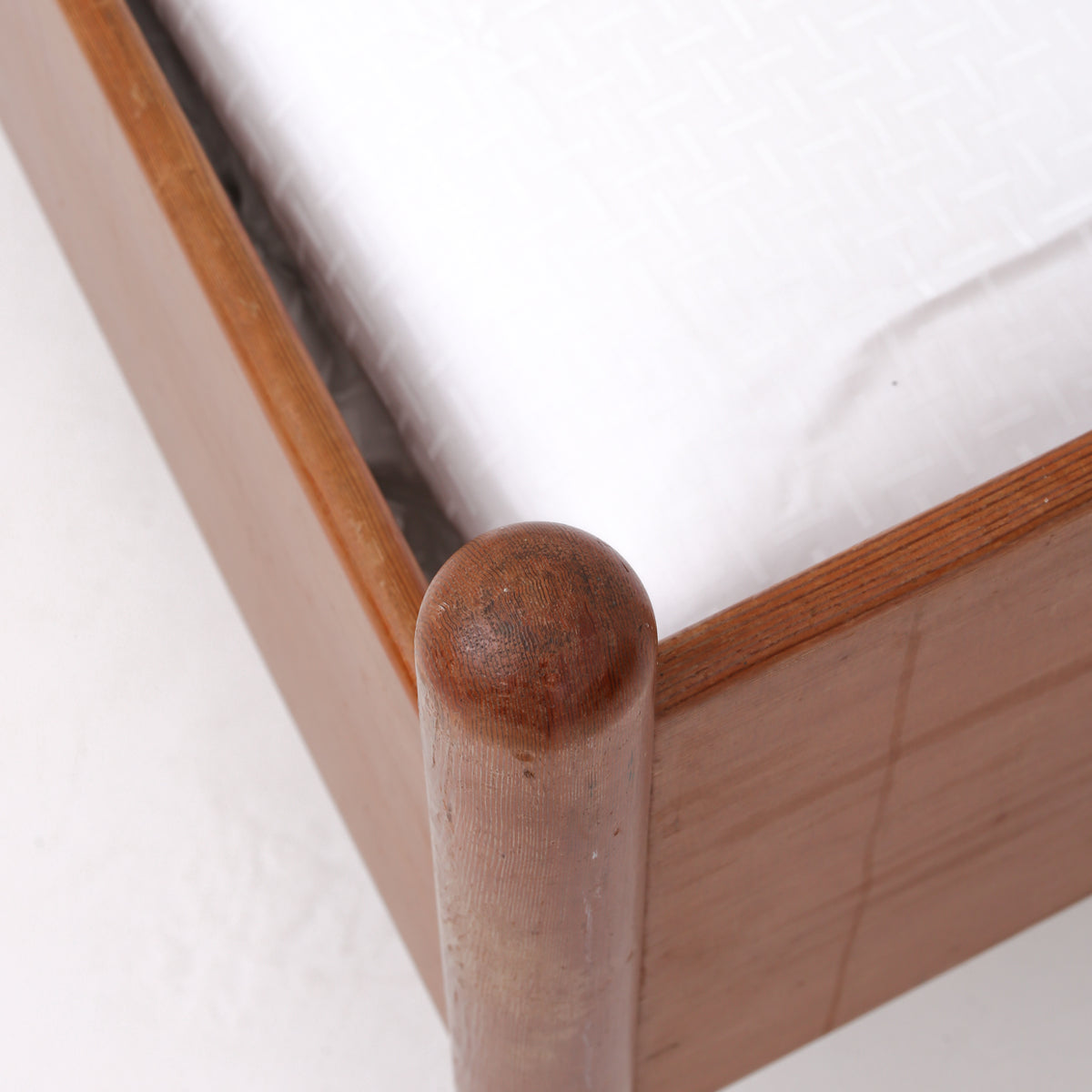 Children's bed in Oregon pine