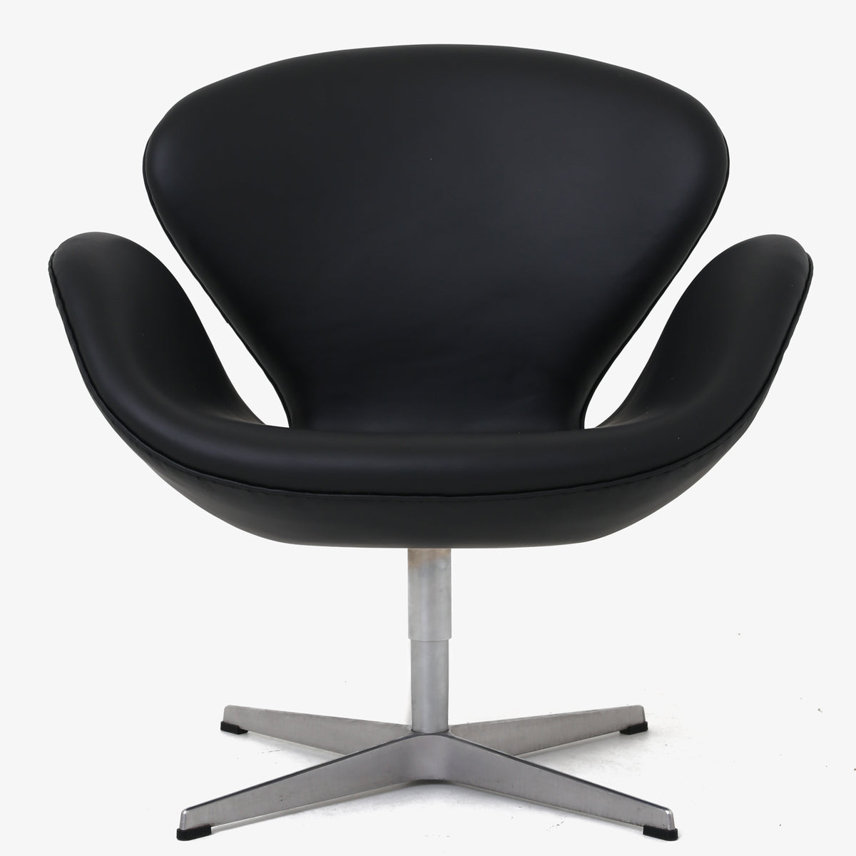 AJ 3320 - A pair of 'Swan Chairs' in Savanne leather
