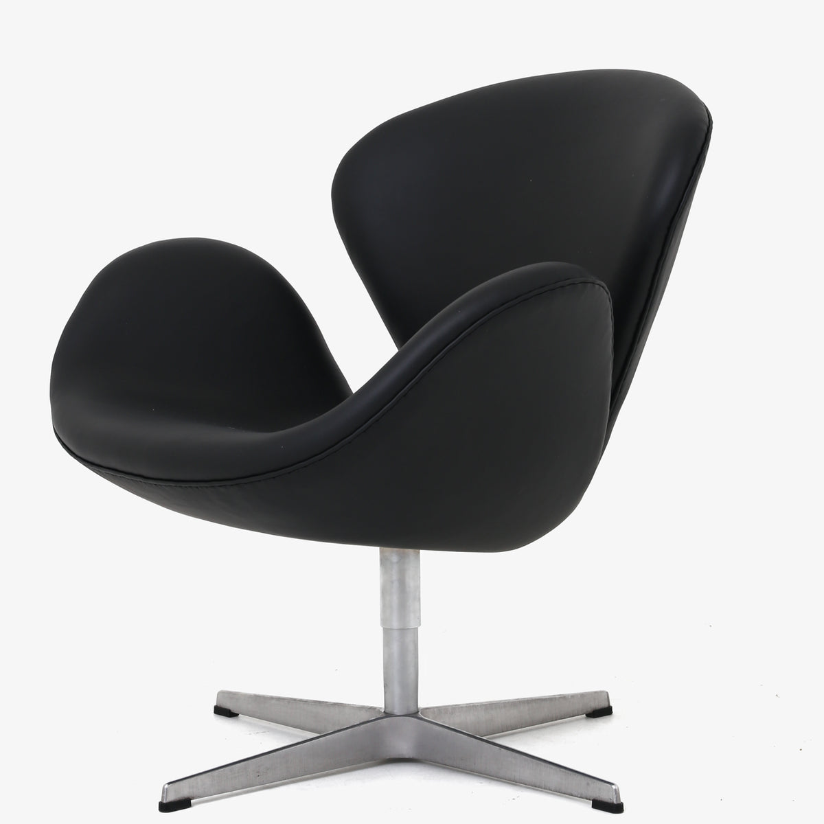 AJ 3320 - A pair of 'Swan Chairs' in Savanne leather