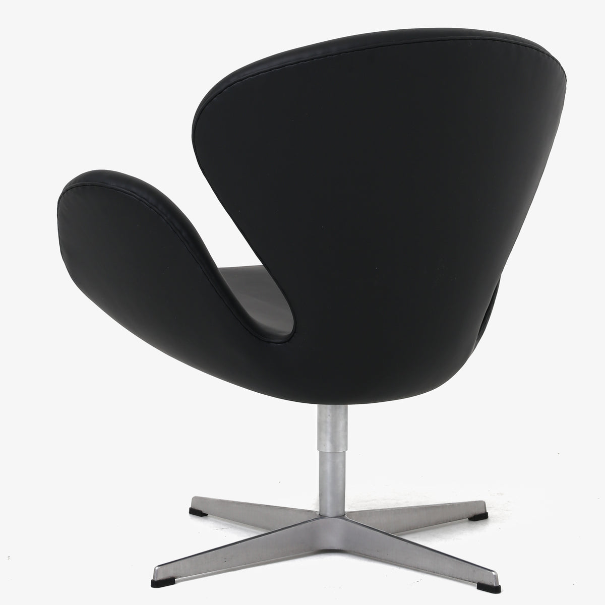 AJ 3320 - A pair of 'Swan Chairs' in Savanne leather