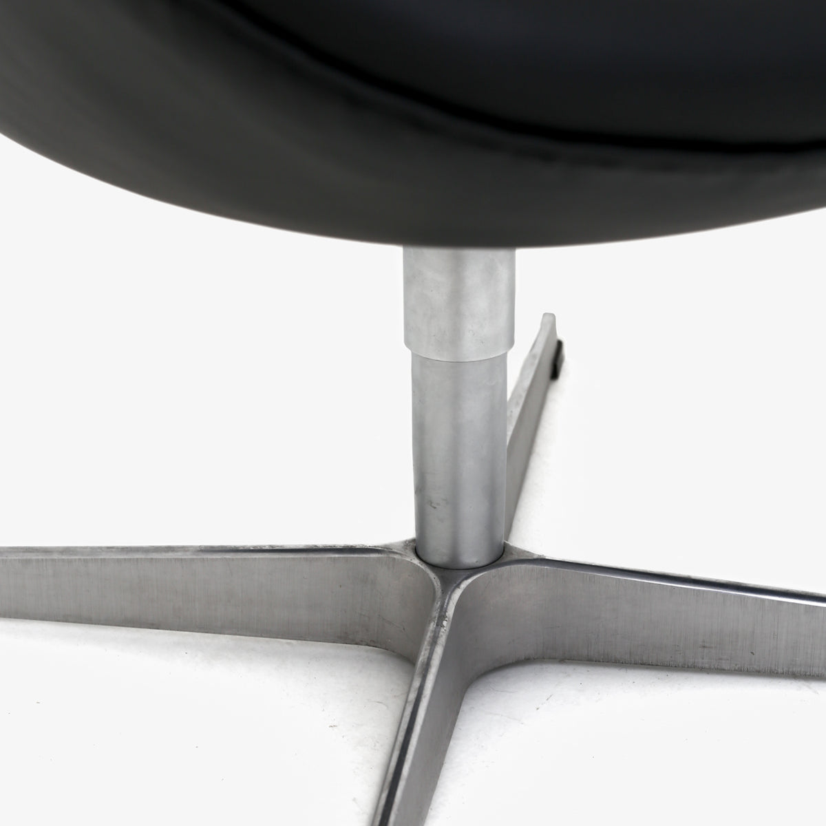AJ 3320 - A pair of 'Swan Chairs' in Savanne leather