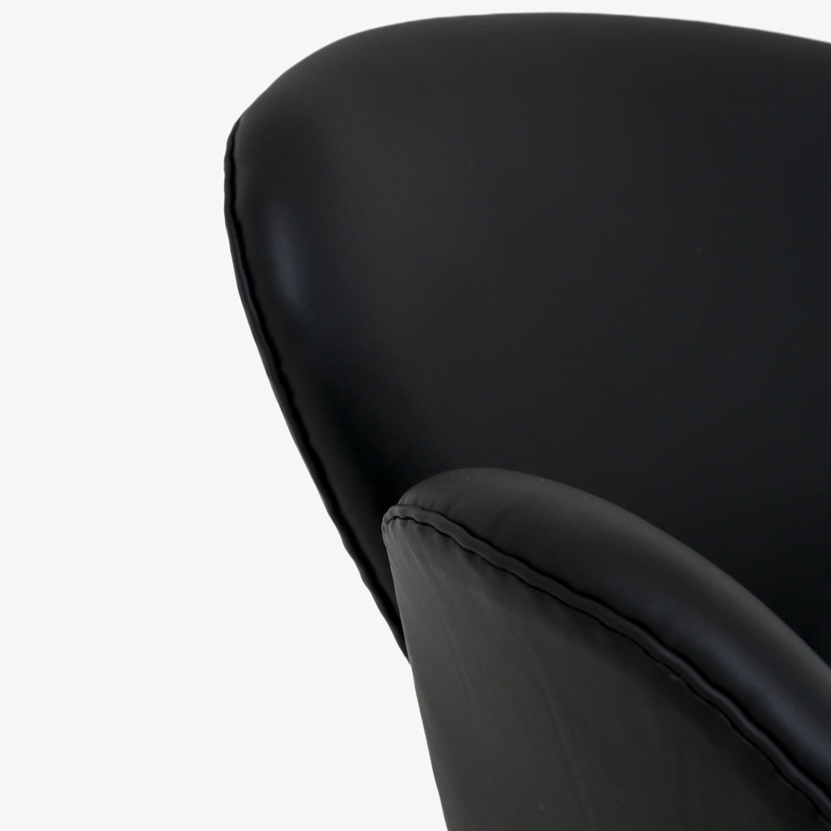 AJ 3320 - A pair of 'Swan Chairs' in Savanne leather